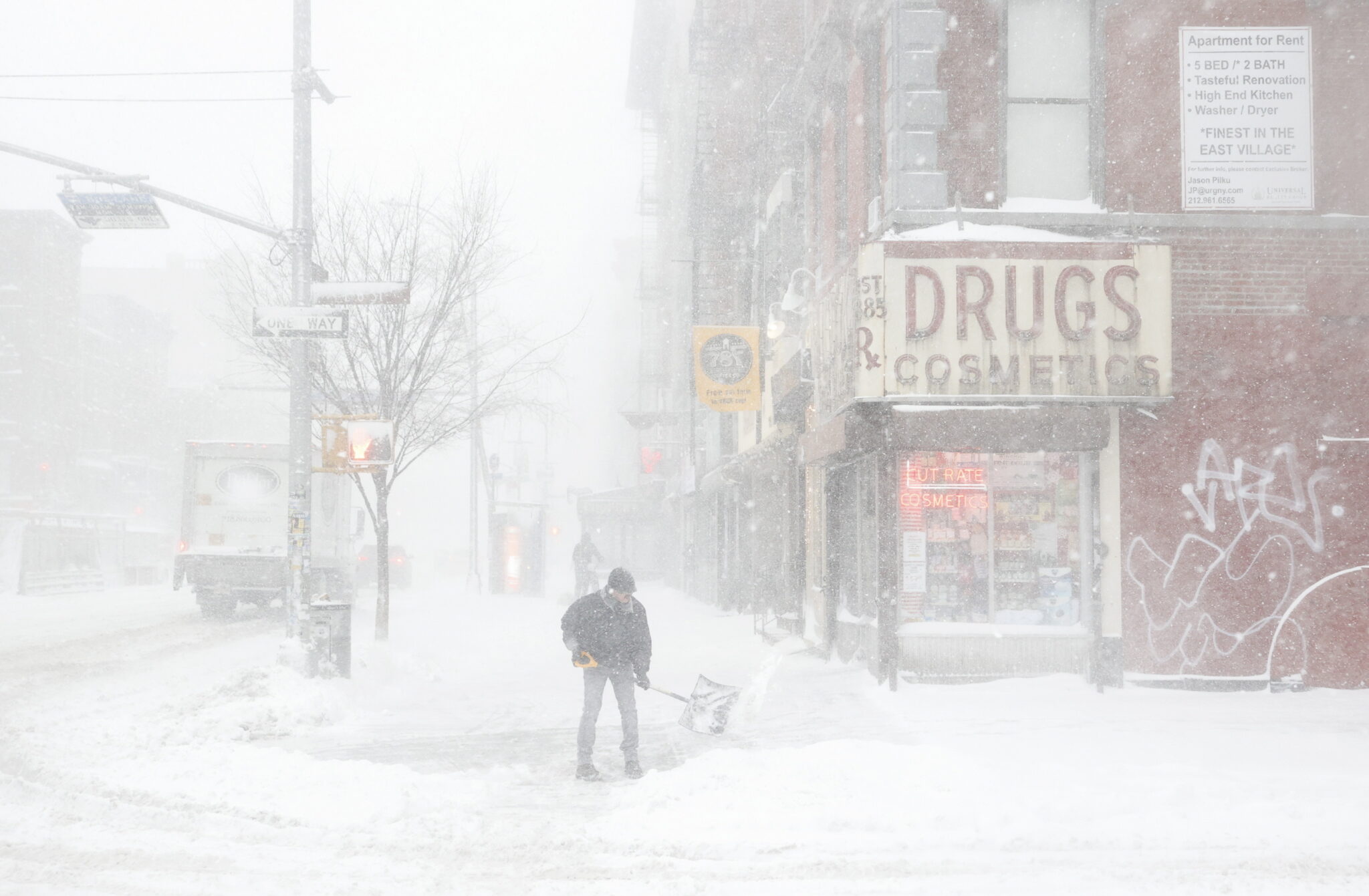 Nowy Jork przeżywa atak śnieżycy, fot.   EPA/JASON SZENES