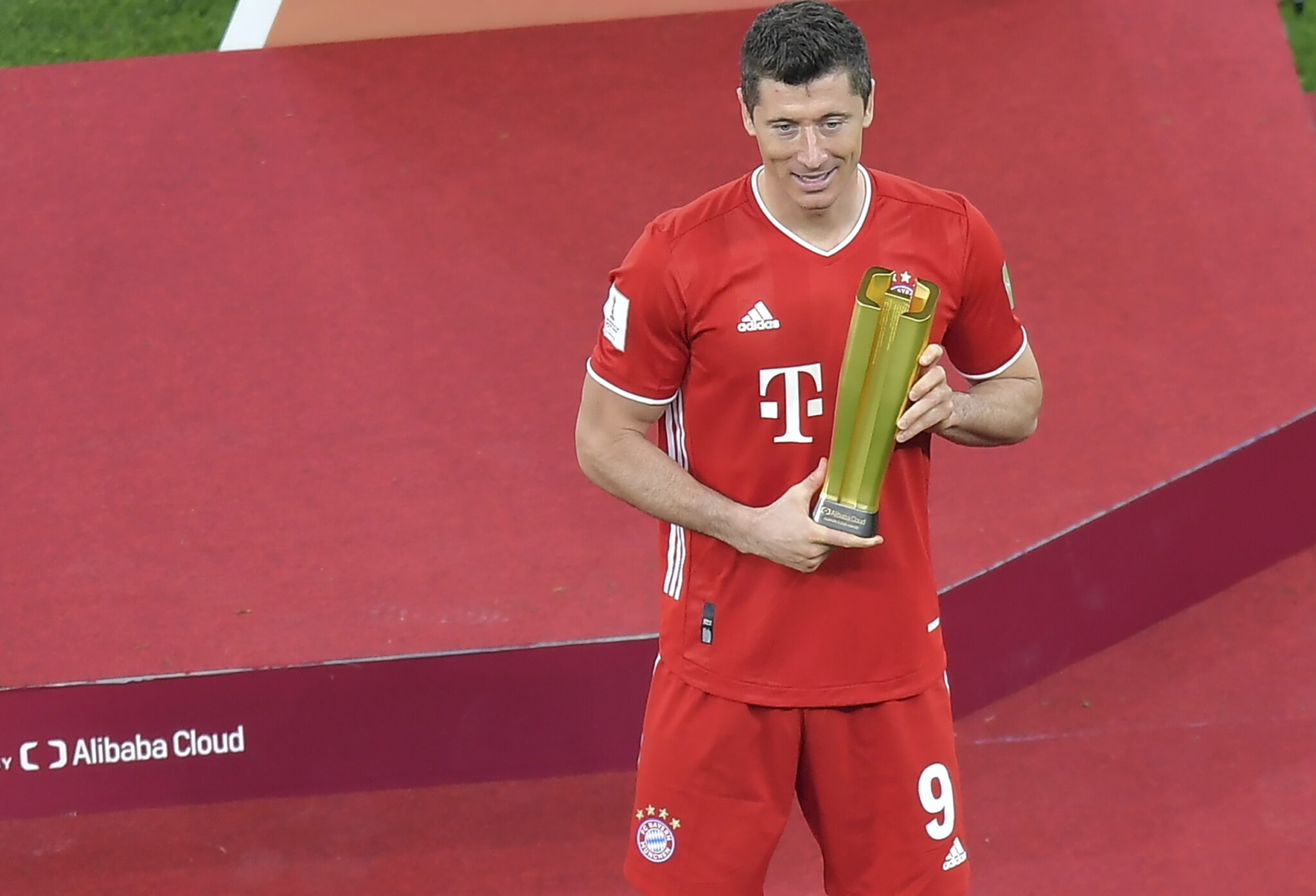 Robert Lewandowski zdobył kolejne trofeum. Napastnik Bayernu został wybrany najlepszym piłkarzem Klubowych Mistrzostw Świata, fot. EPA/NOUSHAD THEKKAYIL 