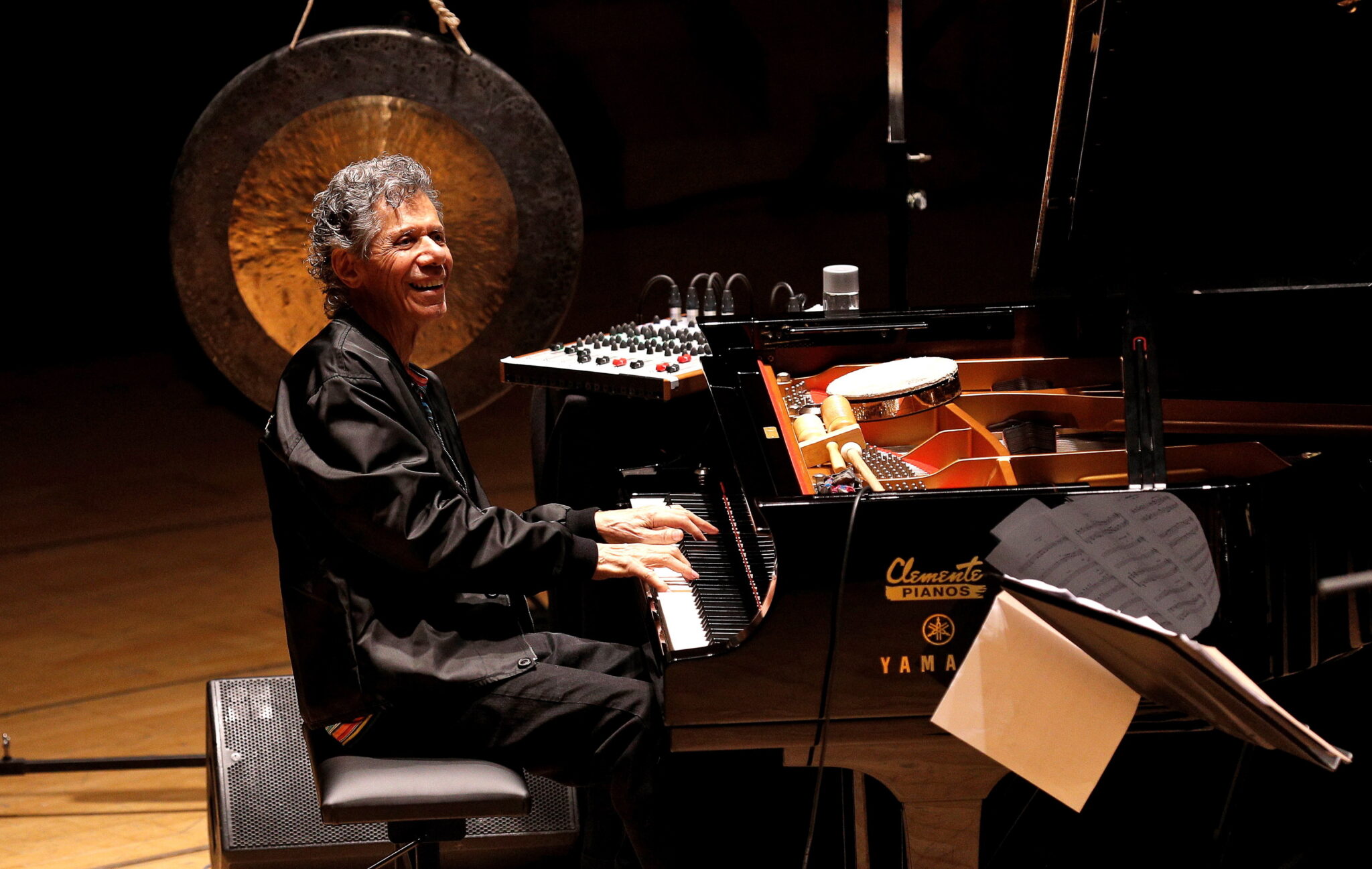 Archiwalne zdjęcie - amerykański pianista Chick Corea podczas koncertu w Palau de Les Arts w Walencji, Chick Corea zmarł 2 dni temu, w wieku 79 lat, fot. EPA / Juan Carlos Cardenas