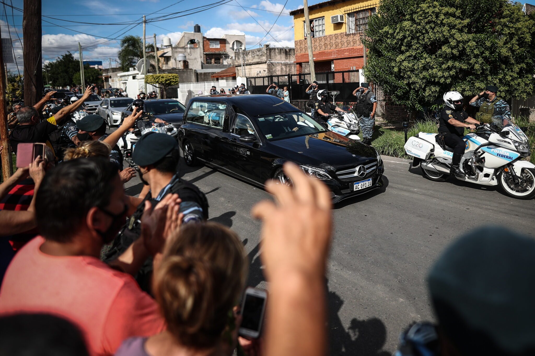 Buenos Aires, Argentyna: karawan przewożący trumnę byłego prezydenta Carlosa Menema, fot. EPA / Juan Ignacio Roncoroi