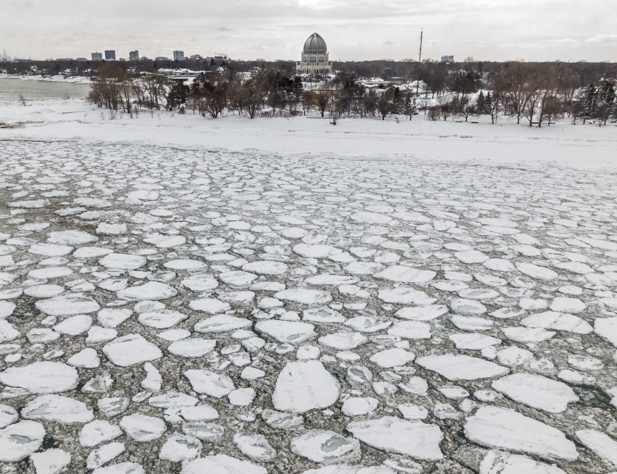 USA, lód na jeziorze Michigan, fot. EPA/TANNEN MAURY 