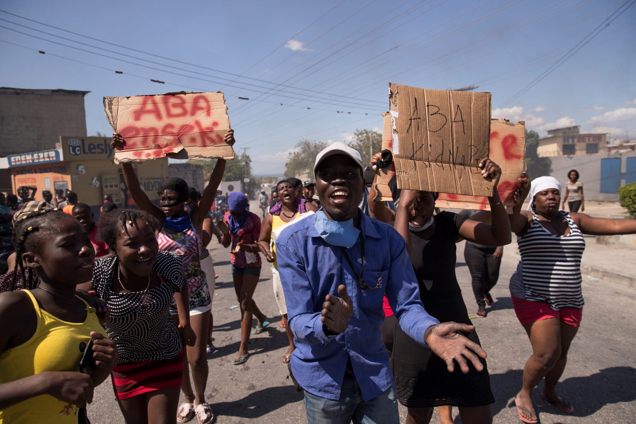 Haiti: protest przeciwko porwaniu mężczyzny w pobliżu międzynarodowego lotniska Port-au-Prince. W ostatnich miesiącach liczba porwań w kraju znacznie wzrosła, co w połączeniu z napięciami między rządem a opozycją pogrążyło Haiti w poważnym kryzysie , fot. arch. EPA / Orlando Barria