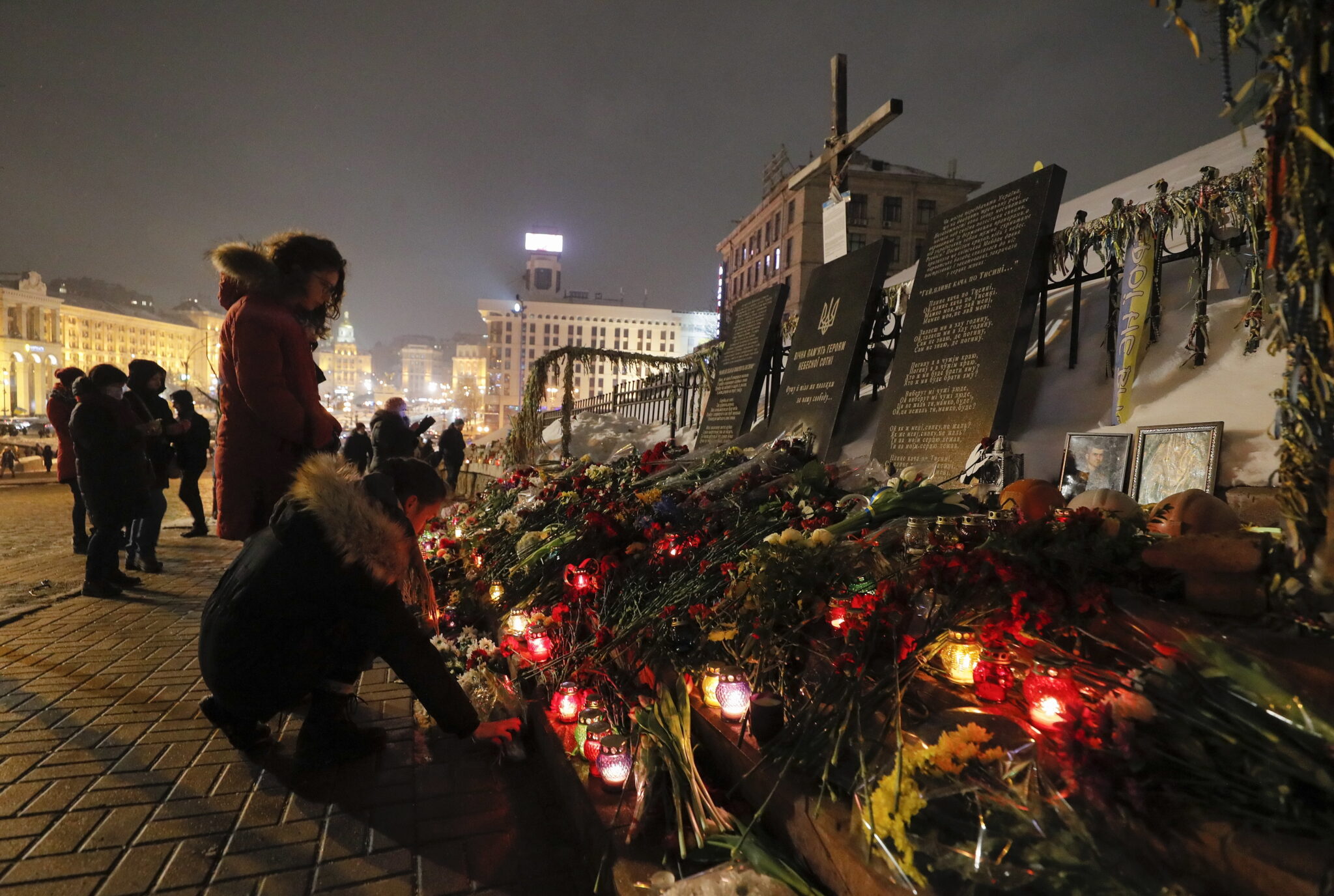 Jesienią 2013 r. na Ukrainie rozpoczęły się protesty przeciwko niepodpisaniu przez ówczesne władze w Kijowie umowy stowarzyszeniowej z UE, zwane Rewolucją Godności. W jej trakcie zginęło ponad 100 demonstrantów, a ponad pół tysiąca osób zostało rannych. Do najbardziej krwawych starć doszło 20 lutego 2014, fot.  EPA/SERGEY DOLZHENKO