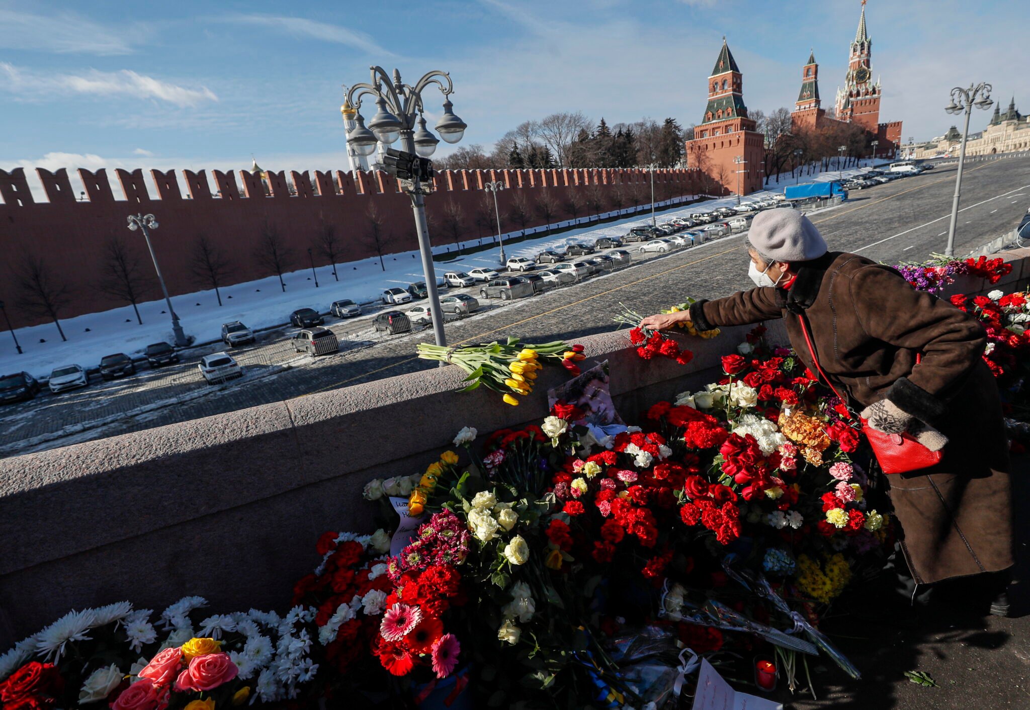 Moskwa. Mija 6 lat od zabójstwa Borisa Niemcowa nieopodal Kremla. fot. EPA/SERGEI ILNITSKY 