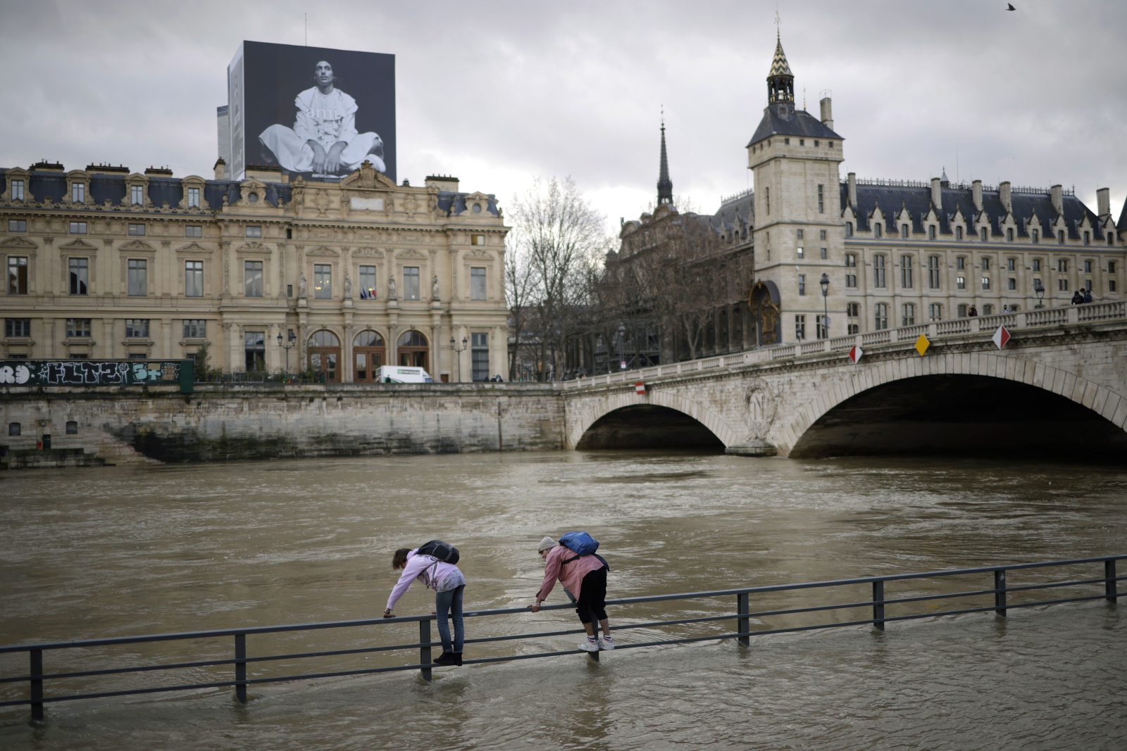 W Paryżu Sekwana wystąpiła z brzegów EPA/YOAN VALAT 
