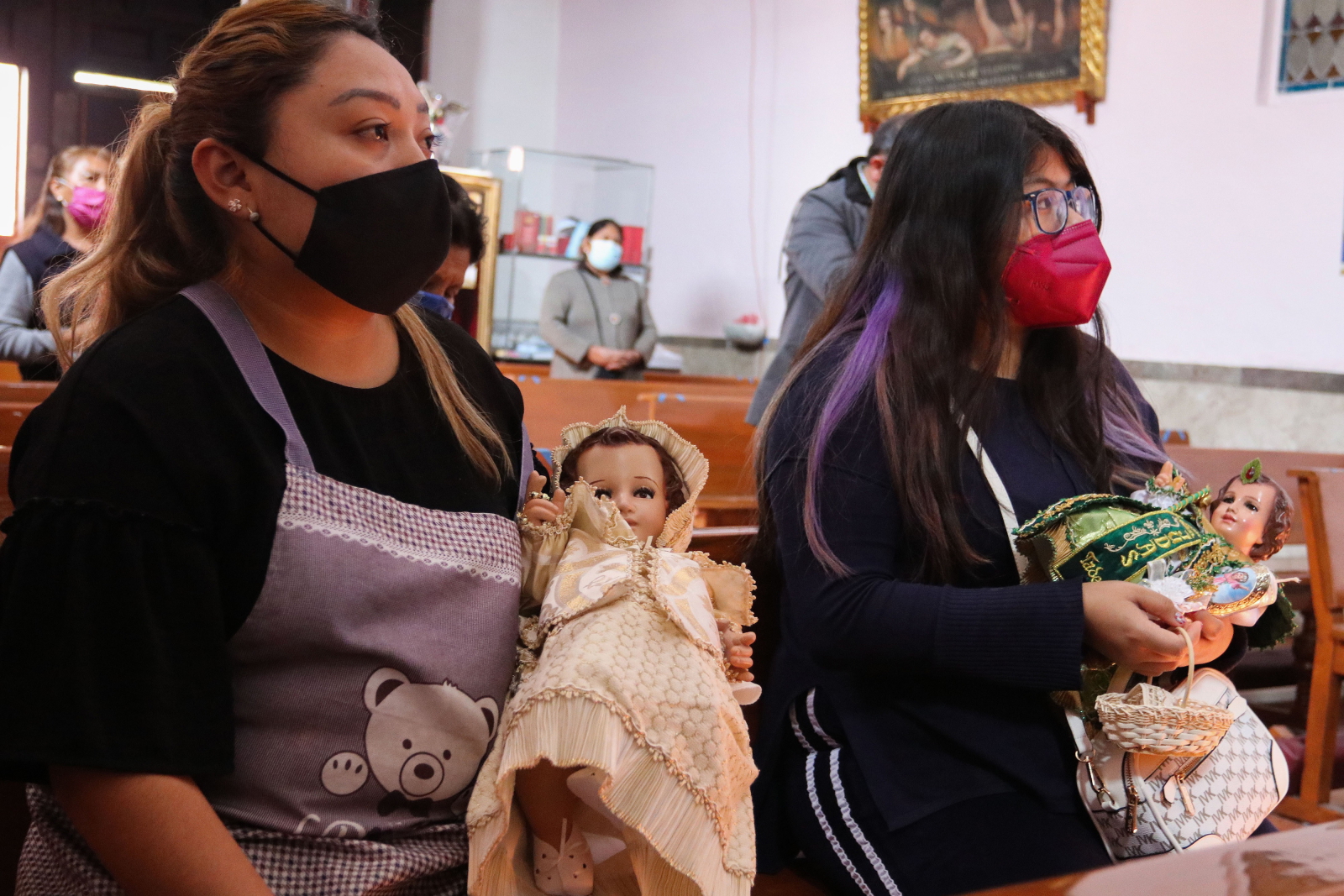 Meksyk, kobiety tradycyjnie przynoszą figurki Dzieciątka Jezus do kościoła EPA/Jose Pazos 