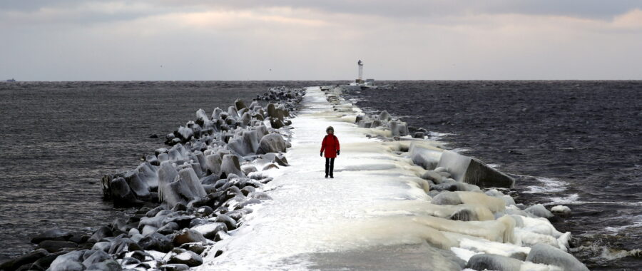 Śnieżna pogoda na Łotwie fot. EPA/TOMS KALNINS