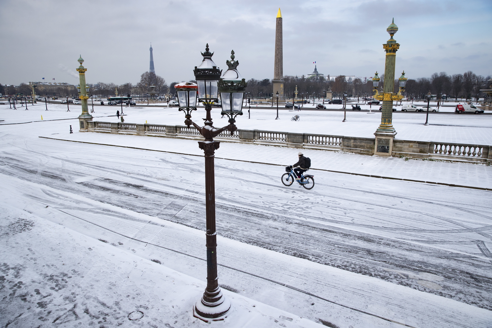 Zima w Paryżu fot. EPA/IAN LANGSDON 