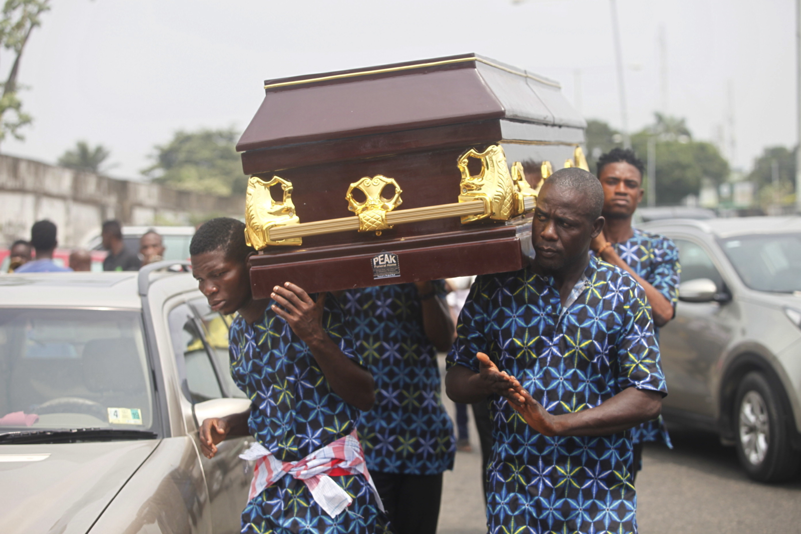 Pogrzeb ofiar covid-19 w Lagos, Nigeria. Fot. EPA / AKINTUNDE AKINLEYE
