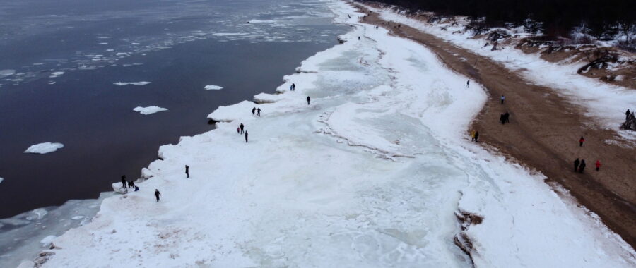 Łotwa - zamarznięte morze bałtyckie fot. EPA/TOMS KALNINS