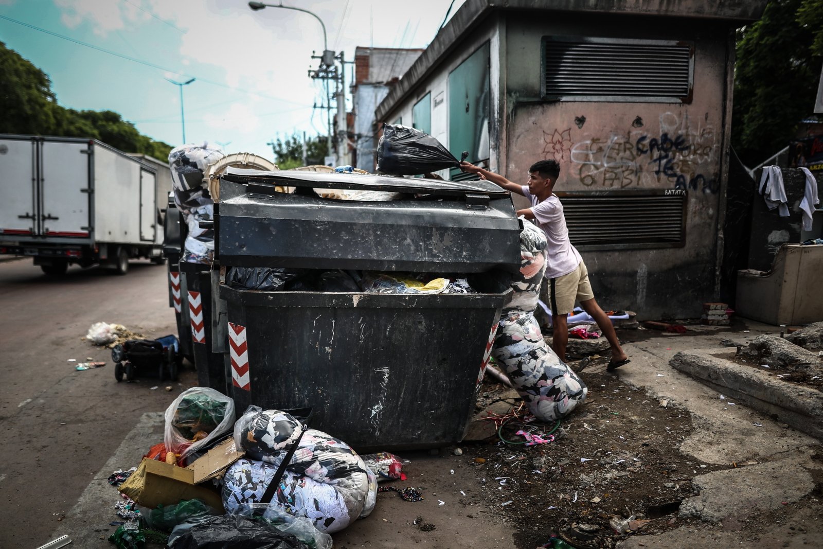 Strajk pracowników odpowiedzialnych za usuwanie odpadów w Buenos Aires fot.  EPA/Juan Ignacio Roncoroni 
.