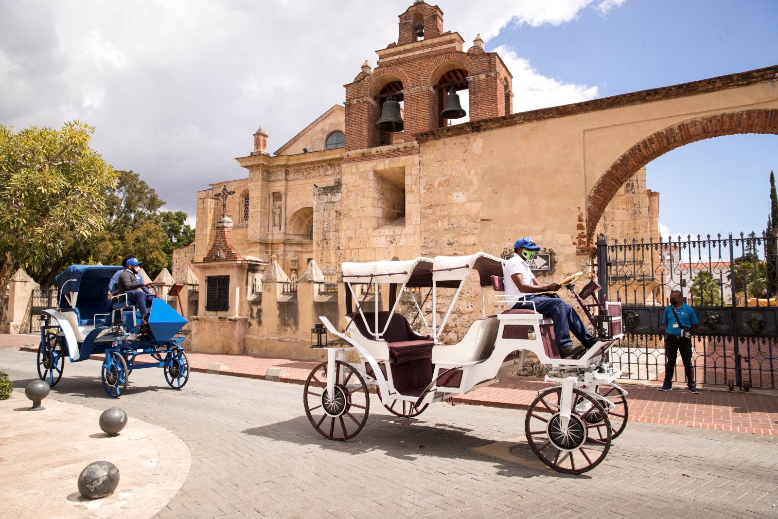 Zabytkowe pojazdy zastąpiły samochody na Santo Domingo fot. EPA/Orlando Barria 
