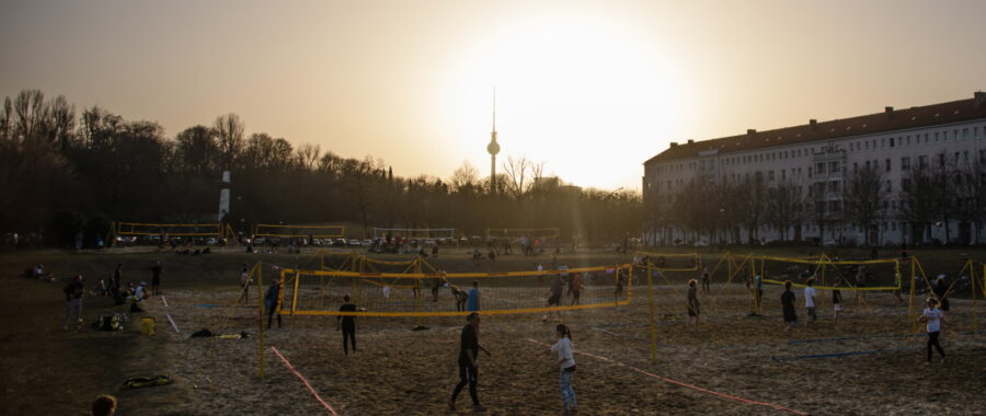 Zachód słońca w Berlinie fot. EPA/CLEMENS BILAN .