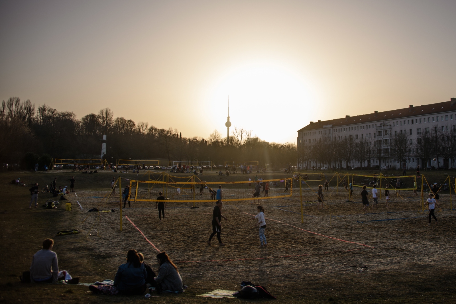 Zachód słońca w Berlinie fot. EPA/CLEMENS BILAN 
.