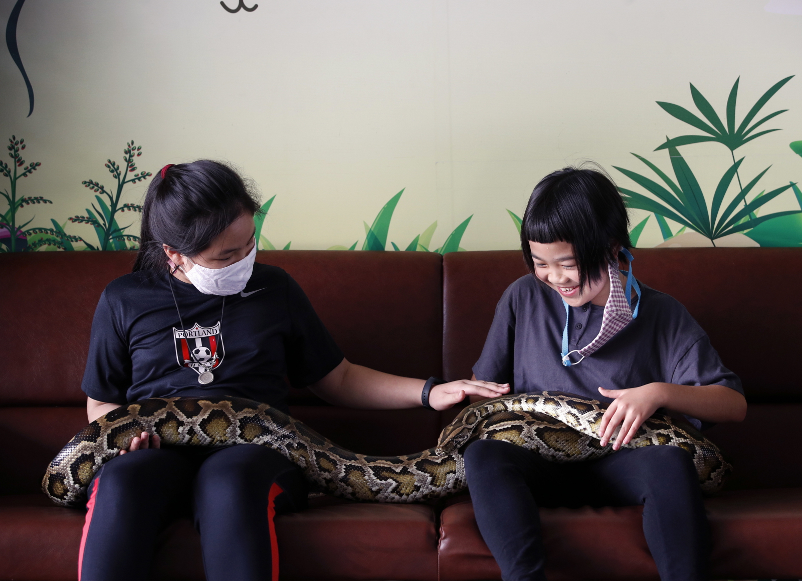 Węże zdają się lubić towarzystwo ludzi EPA/RUNGROJ YONGRIT