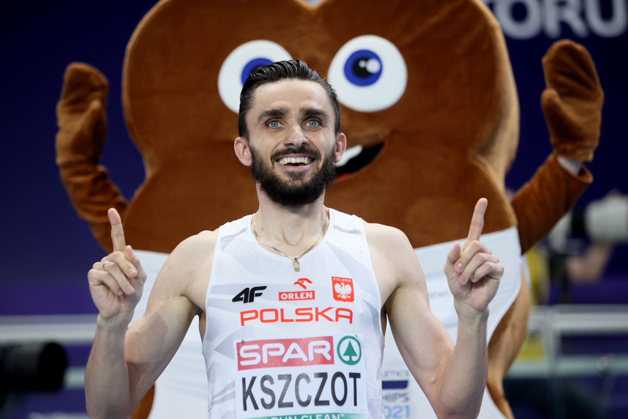 Adam Kszczot w półfinałowym biegu na 800 m podczas lekkoatletycznych halowych mistrzostw Europy w Toruniu, fot. PAP/Leszek Szymański