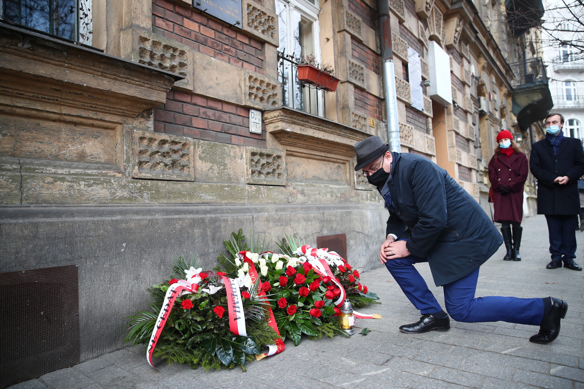 Uroczystości pod siedzibą biura konspiracyjnego Uniwersytetu Jagielloñskiego w Krakowie, którym kierował prof. Mieczysław Małecki - obchody 76. rocznicy pierwszej powojennej inauguracji roku akademickiego na Uniwersytecie Jagiellońskim, fot. PAP/Łukasz Gągulski