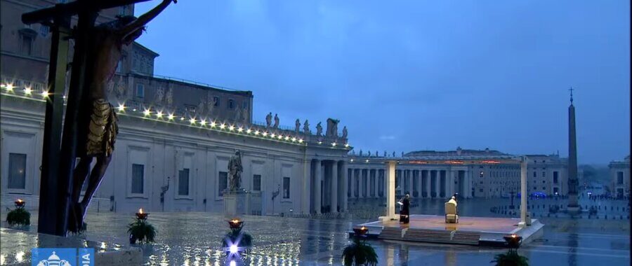 papież franciszek samotnie na placu św. piotra