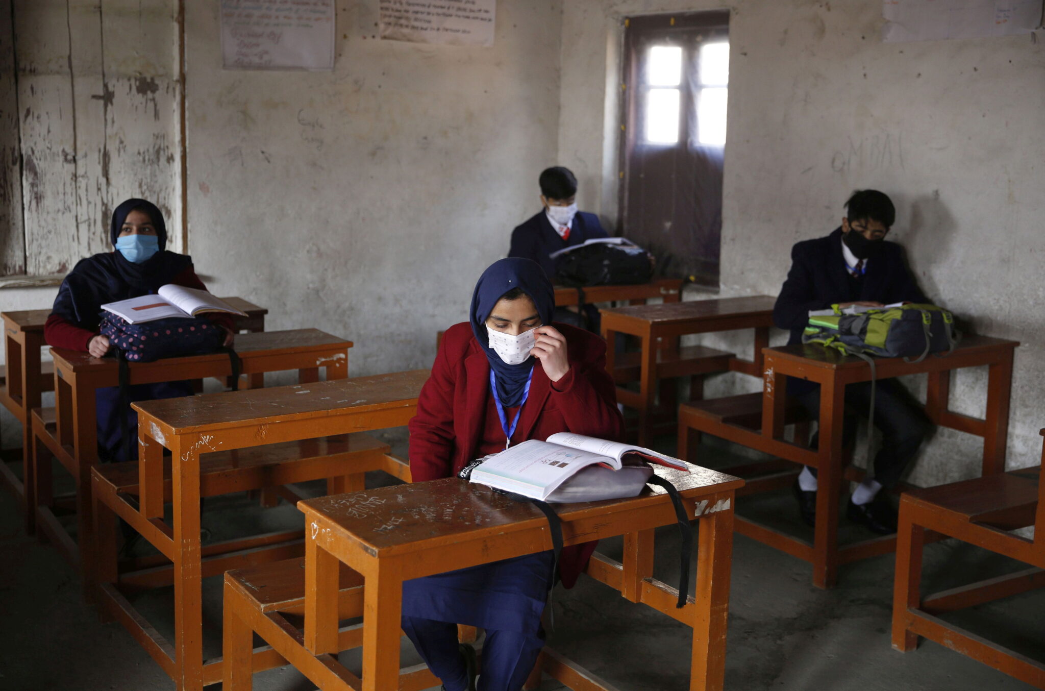 Kaszmirscy uczniowiew szkole w Srinagarze, letniej stolicy indyjskiego Kaszmiru, fot. EPA / FAROOQ KHAN 