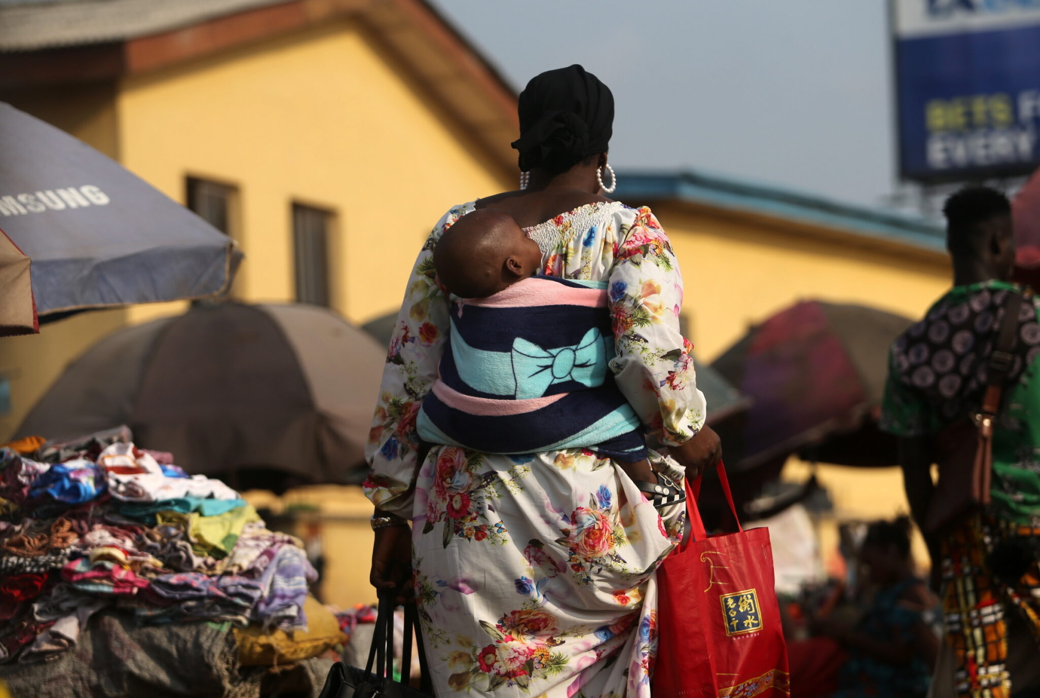 Uliczny w dzielnicy Ikeja w Lagos w Nigerii, fot.  EPA/AKINTUNDE AKINLEYE