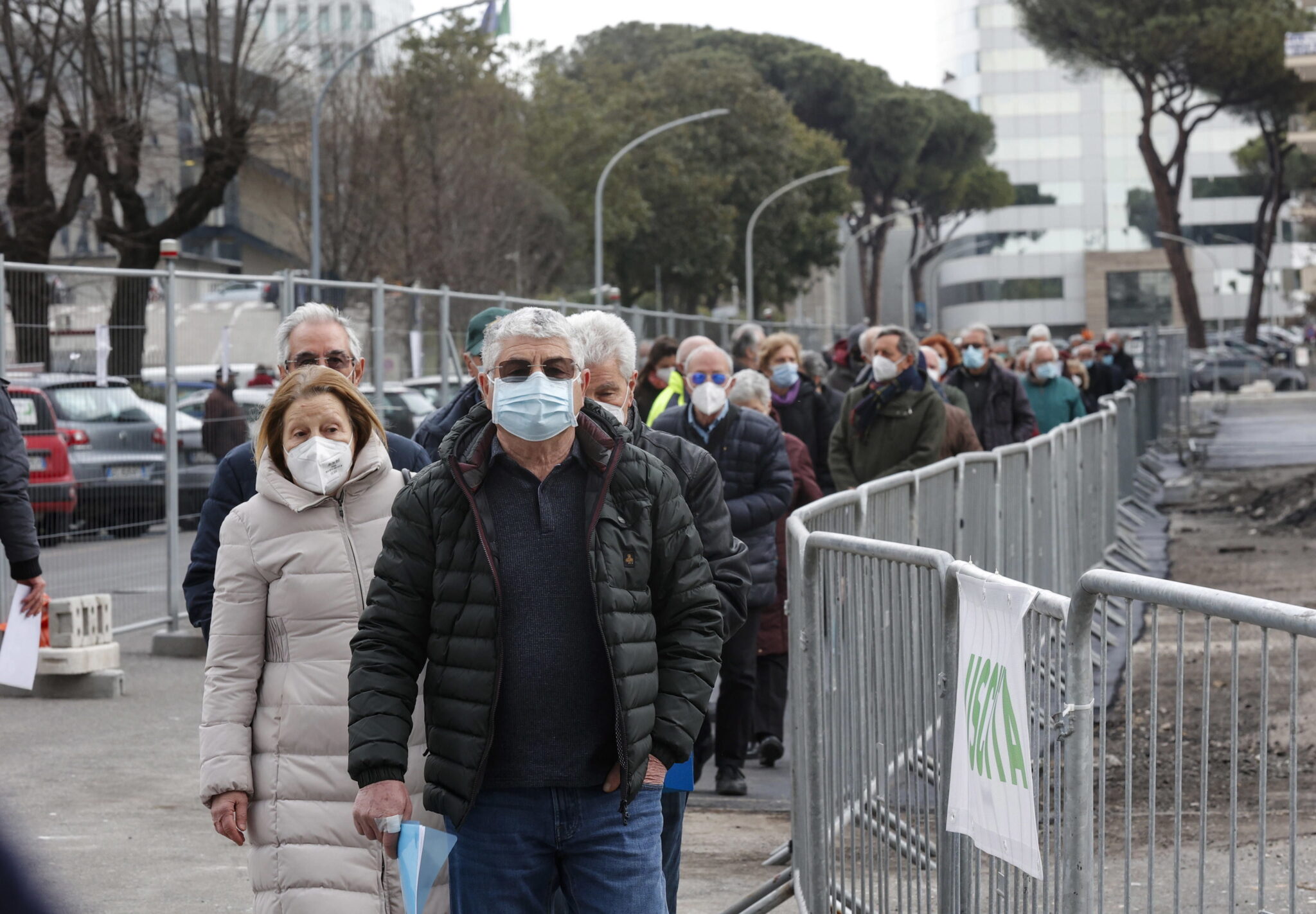 Kolejka do punktu szczepień w Rzymie, fot. EPA/GIUSEPPE LAMI