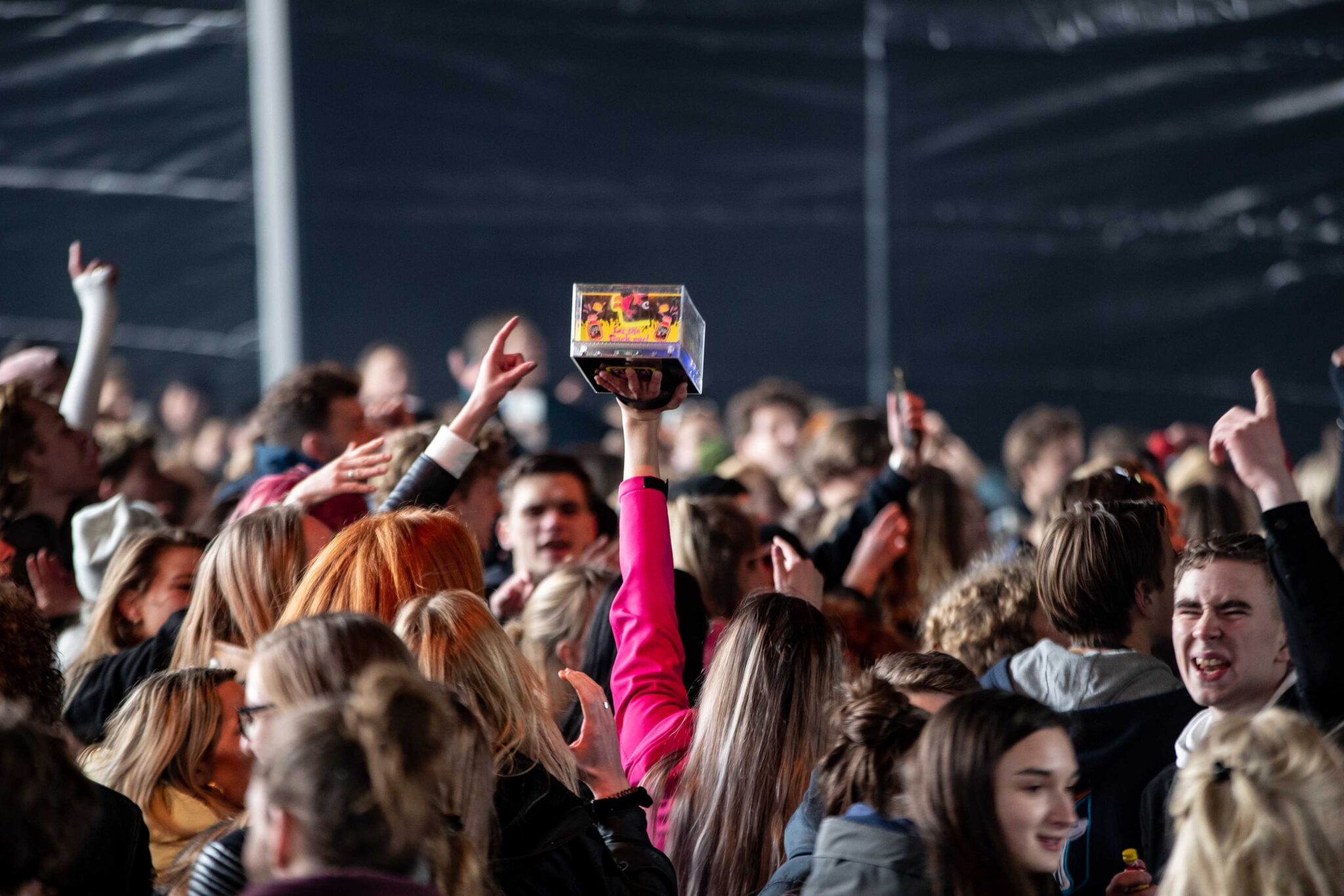 Wydarzenie jest częścią serii wydarzeń próbnych, w których bada się jak duże wydarzenia mogą bezpiecznie odbywać się w czasie  pandemii. Na terenie festiwalu bawiło się dziś 1500 gości, fot. EPA / PAUL BERGEN