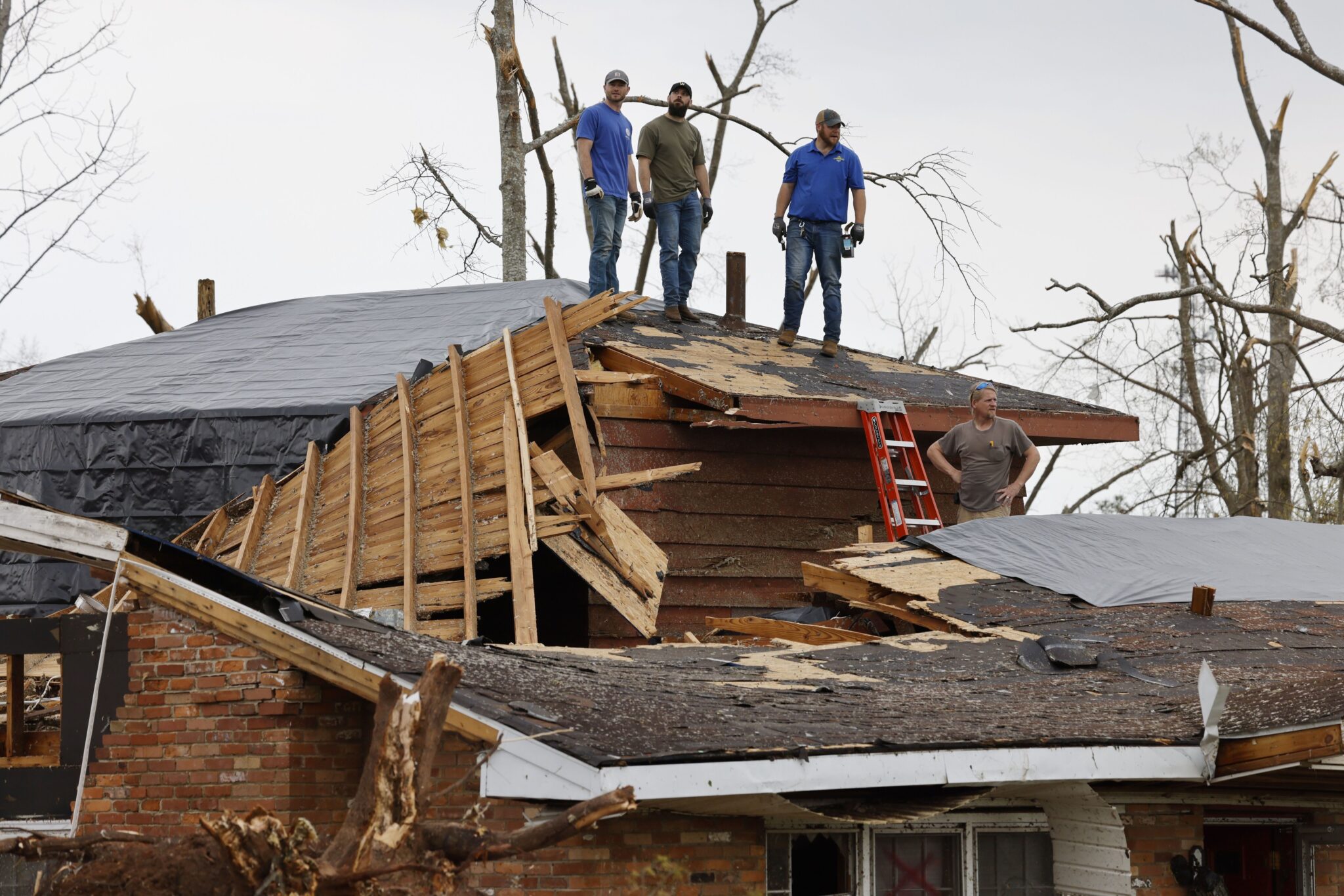 tornado w USA pozostawiło spustoszenie oraz kilka ofiar śmiertelnych w stanach alabama i georgia. fot.  EPA/ERIK S. LESSER