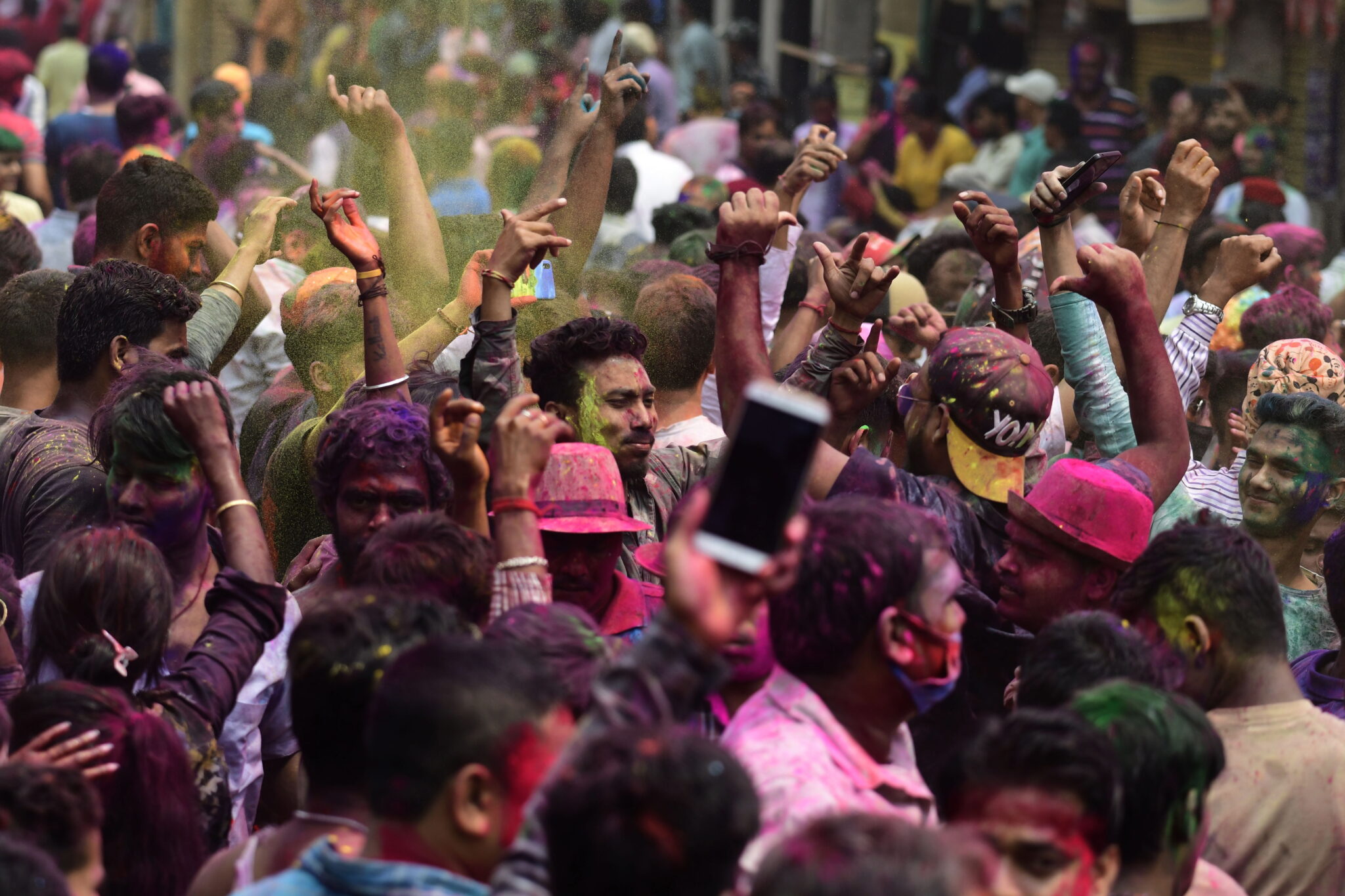 Święto Holi w Guwahati w Indiach, święto zwiastuje początek wiosny,  fot.  EPA/PRANABJYOTI DEKA