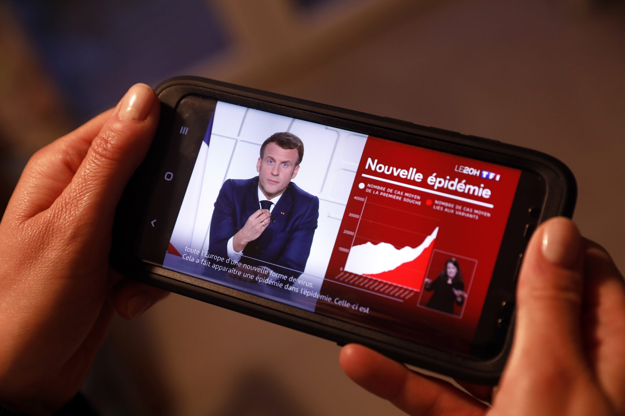 FrANCJA: Prezydent Macron w orędziu do narodu ogłosił ogólnokrajowy lockdown. fot. EPA/SEBASTIEN NOGIER 

