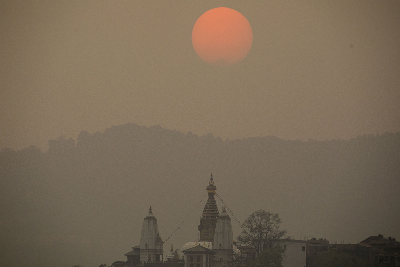 Słońce w Kathmandu fot. EPA/NARENDRA SHRESTHA 