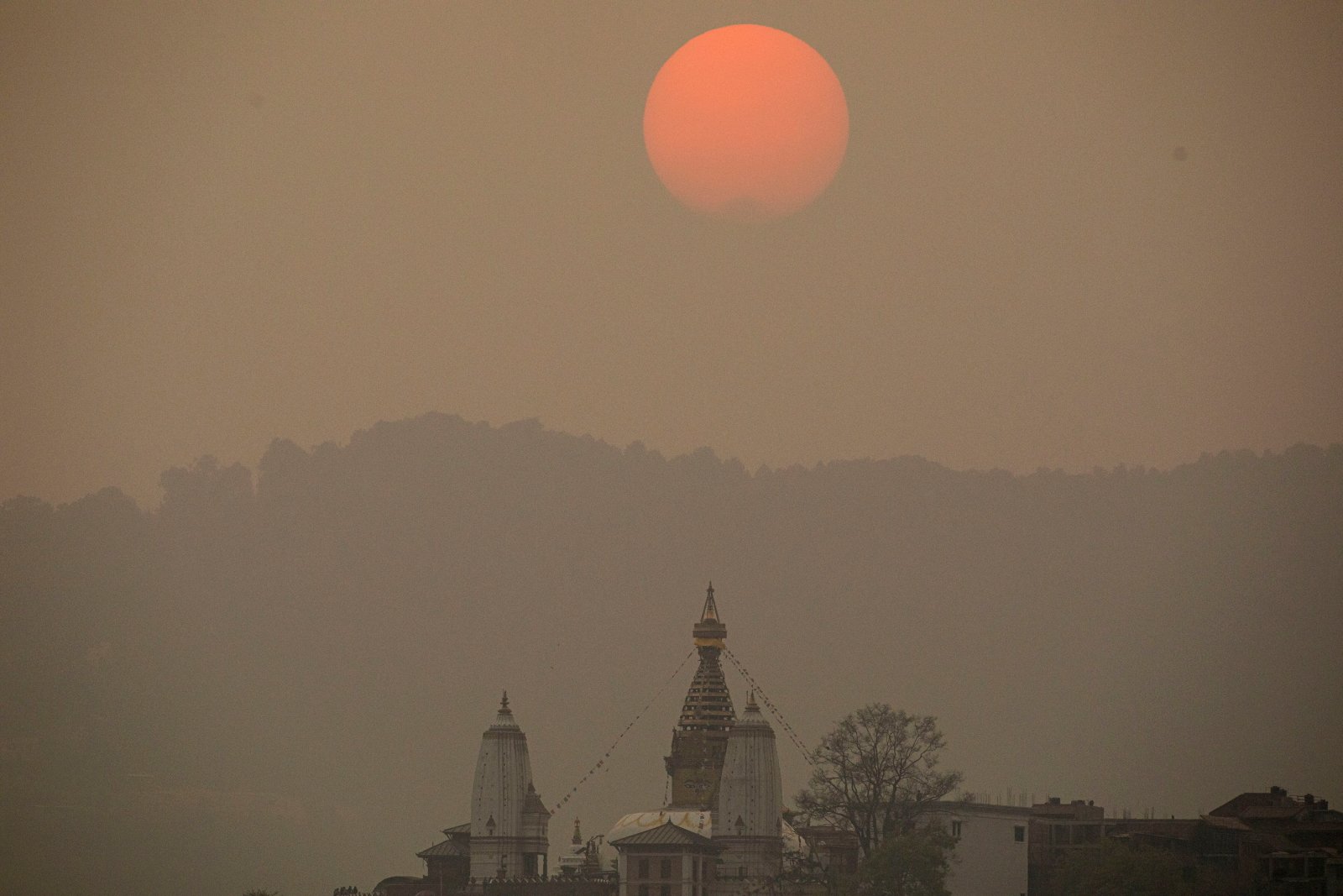 Słońce w Kathmandu fot. EPA/NARENDRA SHRESTHA 