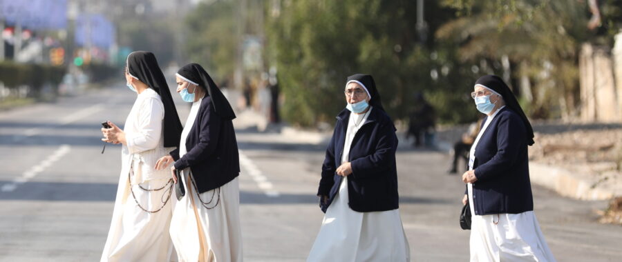 Siostry zakonne witają papieża Franciszka fot. EPA/MURTAJA LATEEF
