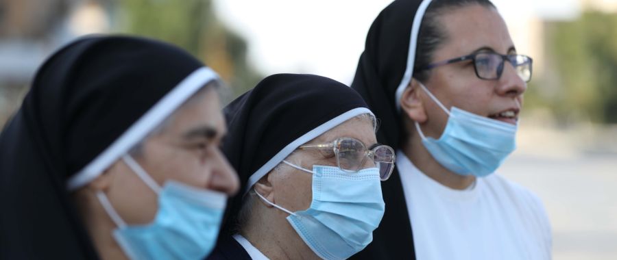 Siostry zakonne witają papieża Franciszka fot. EPA/MURTAJA LATEEF