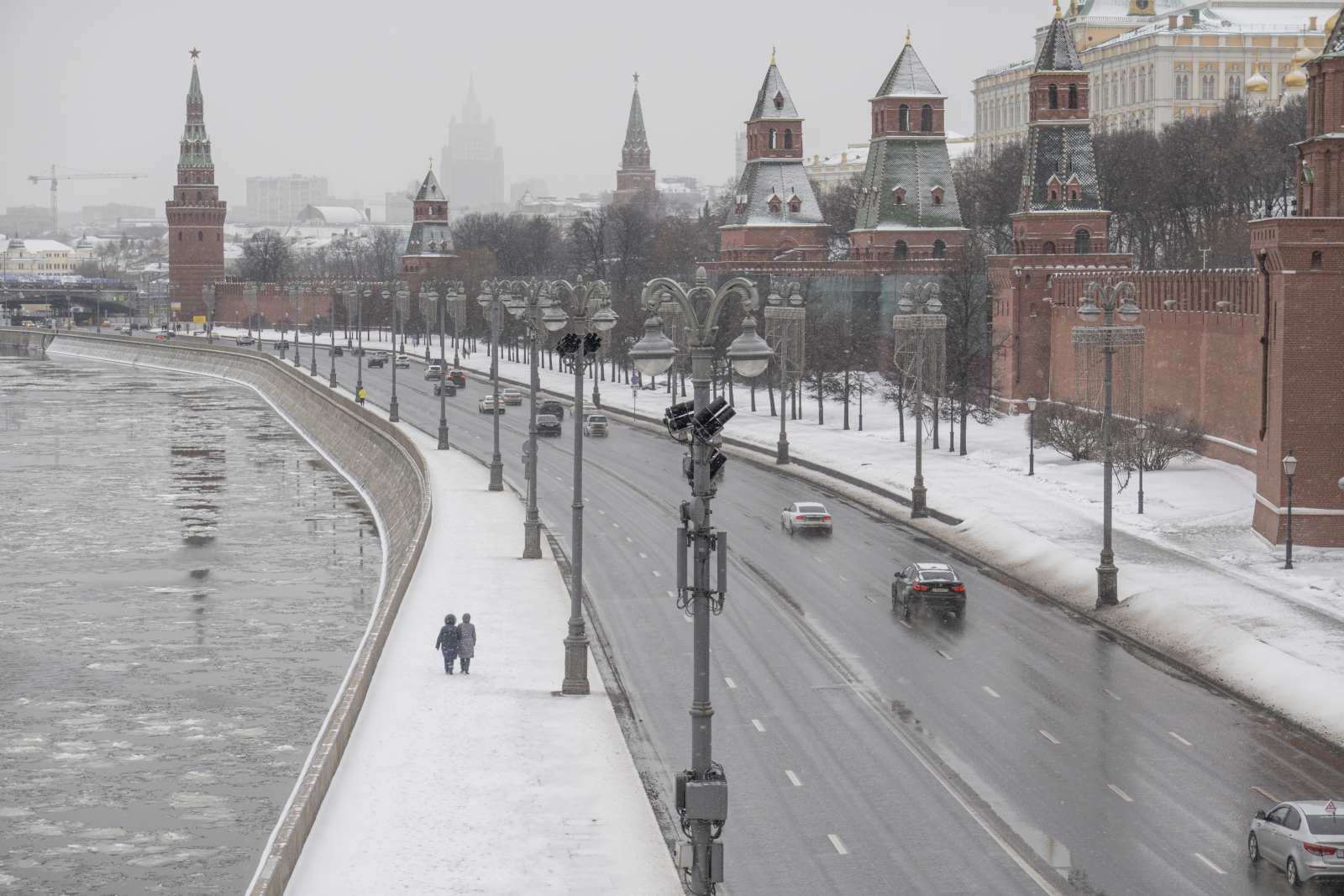 Śnieg w Moskwie Fot. 	PAP/EPA/SERGEI ILNITSKY