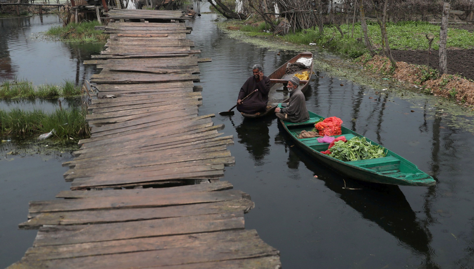 Pływający targ warzywny w Indiach EPA/FAROOQ KHAN 