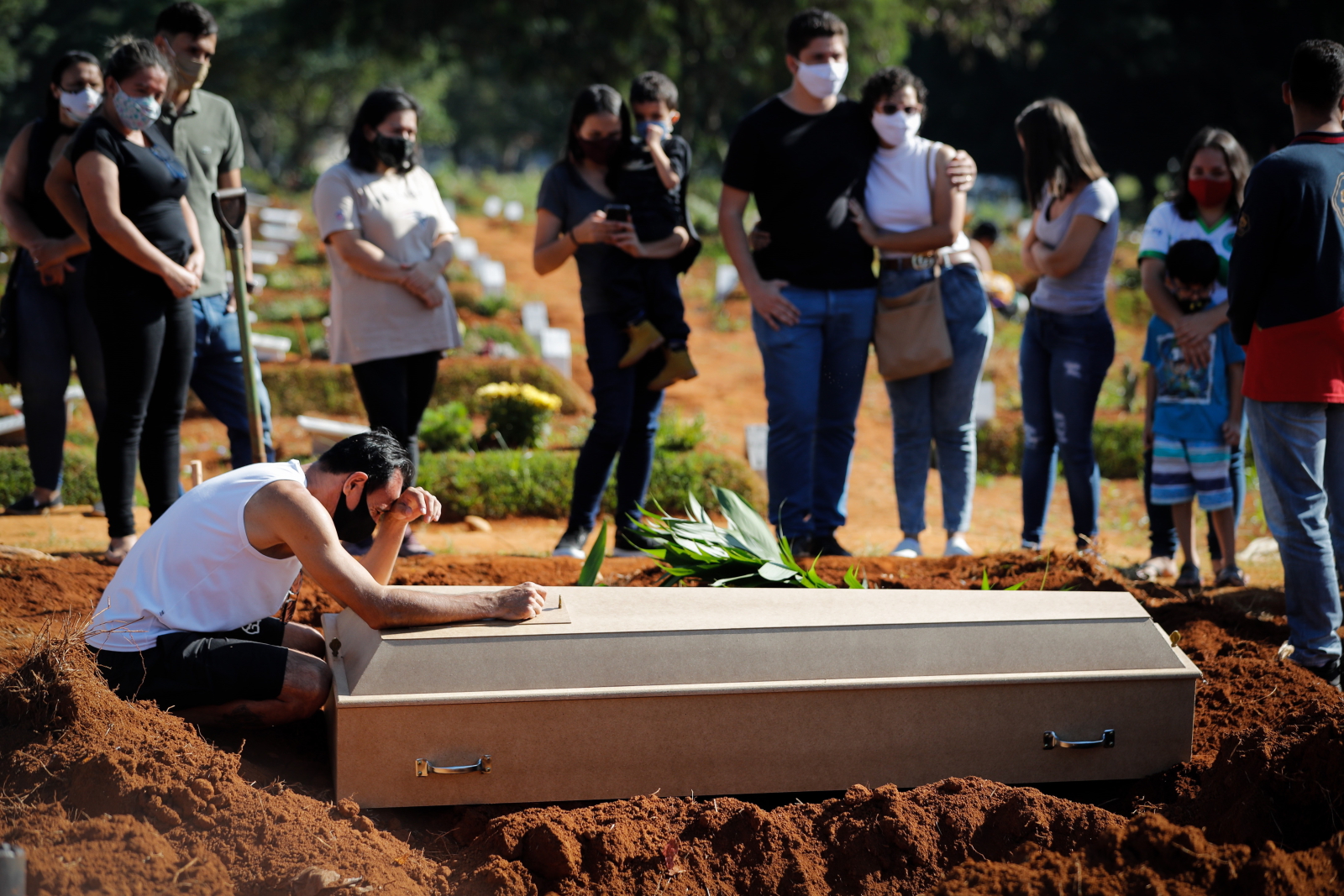Ofiary koronawirusa w Brazylii. Fot. EPA/FERNANDO BIZERRA 