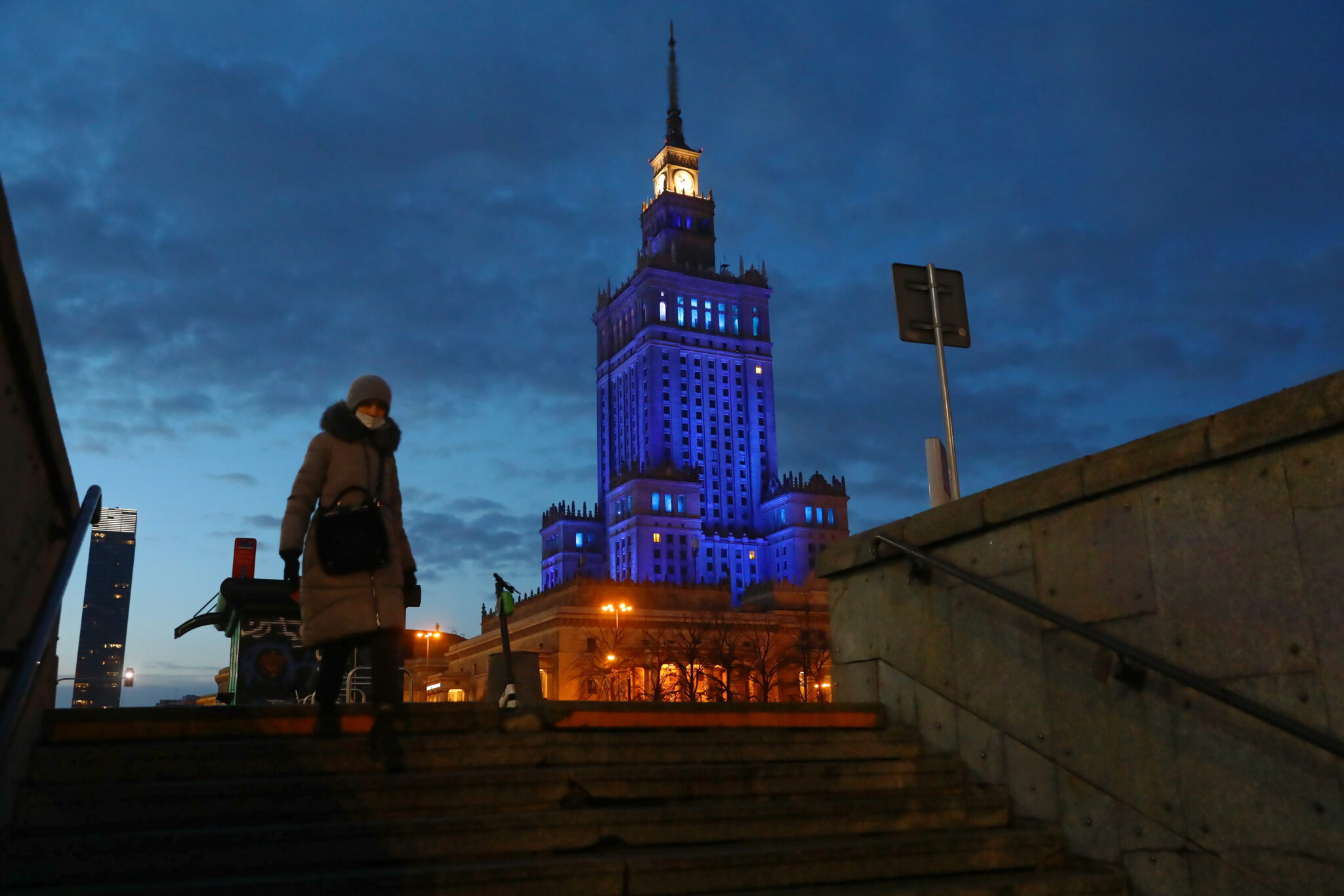 Iluminacja Pałacu Kultury i Nauki w Warszawie z okazji przypadającego dziś Światowego Dnia Zdrowia oraz Dnia Pracownika Służby Zdrowia, w podziękowaniu dla przedstawicieli środowisk medycznych za codzienną walkę z pandemią Covid-19, fot. PAP/Rafał Guz