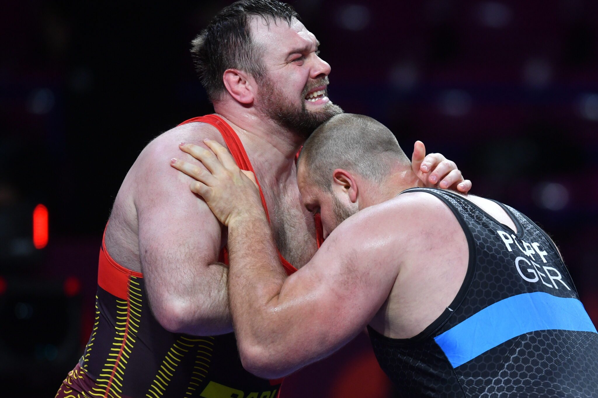 Ukrainiec Oleksandr Chernetskyy (strój czerwony) i Niemiec Eduard Popp (czarny) w pojedynku o medal brązowy w kategorii do 130kg podczas zapaśniczych mistrzostw Europy w stylu wolnym i klasycznym w Warszawie, fot. PAP/Radek Pietruszka