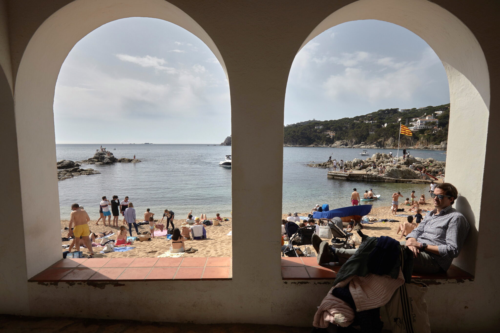 Hiszpania, plaża w Katalonii, fot. EPA/David Borrat 