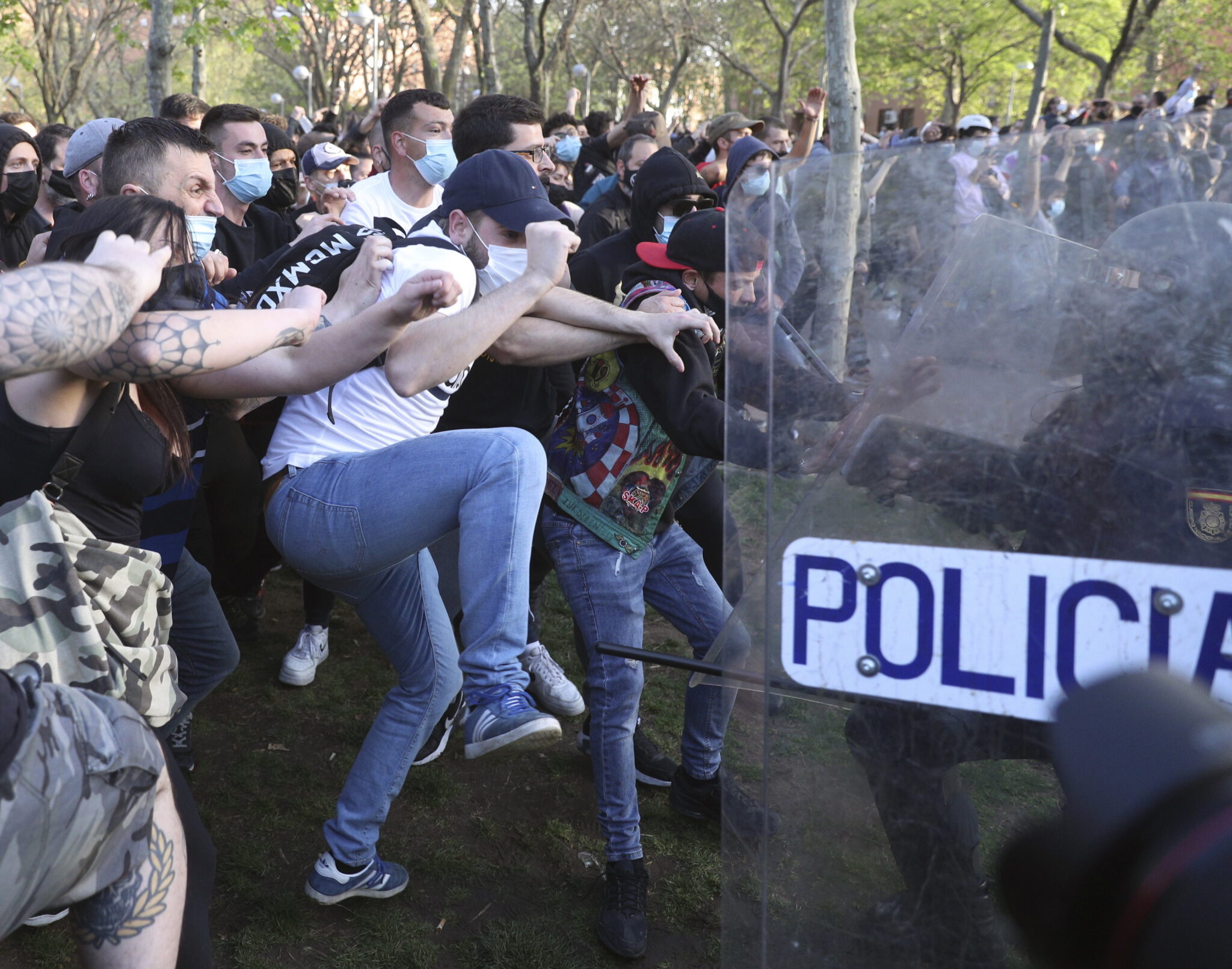 Starcie policji z demonstrantami podczas regionalnej kampanii w Madrycie. Regionalne wybory mają wybrać Zgromadzenie wspólnoty Madrytu, fot. EPA / RODRIGO JIMENEZ 