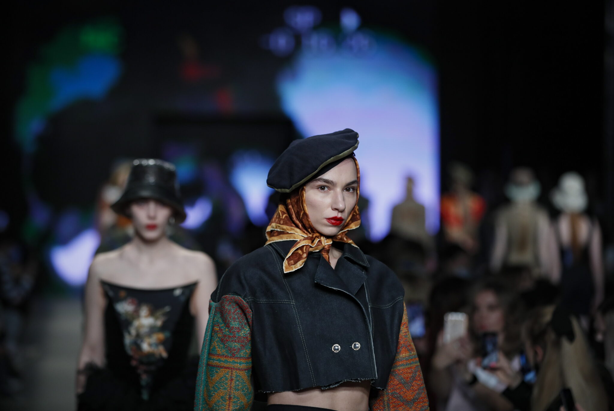 Rosja: pokaz mody podczas fashion week. fot.  EPA/YURI KOCHETKOV