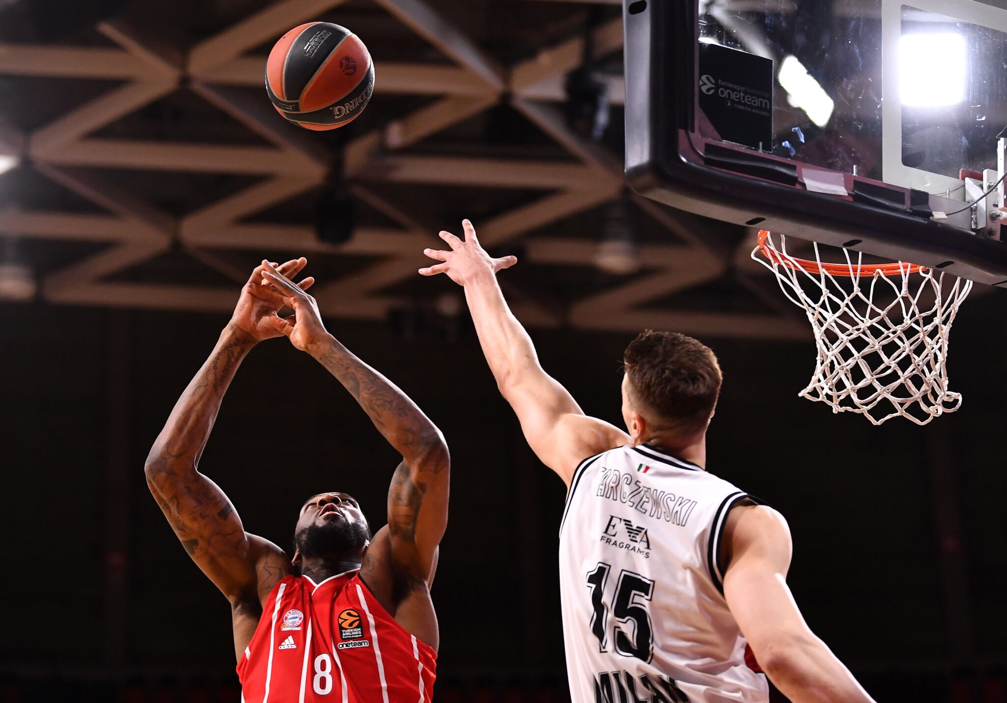 Jalen Reynold i Milan's Kaleb Tarczewski (Rpodczas koszykarskiego meczu Bayern Monachium kontra and AX Armani Exchange Mediolan, fot.  EPA/LUKAS BARTH-TUTTAS