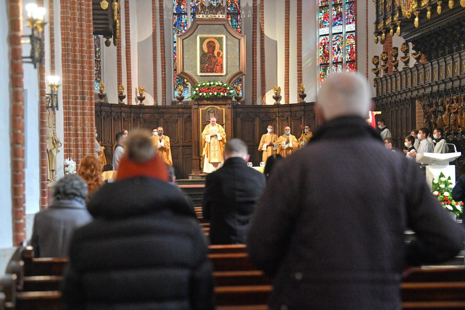 CBOS: prawie połowa badanych pozytywnie oceniło działalność Kościoła katolickiego