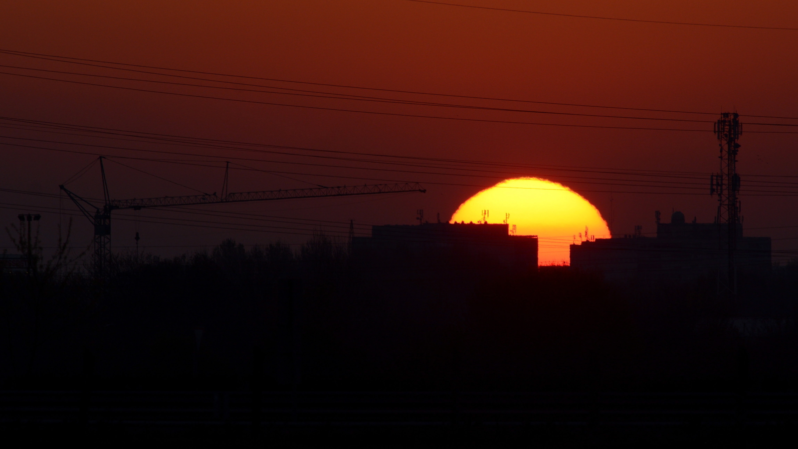 Wschód słońca na Węgrzech fot.  EPA/Zsolt Czegledi HUNGARY 