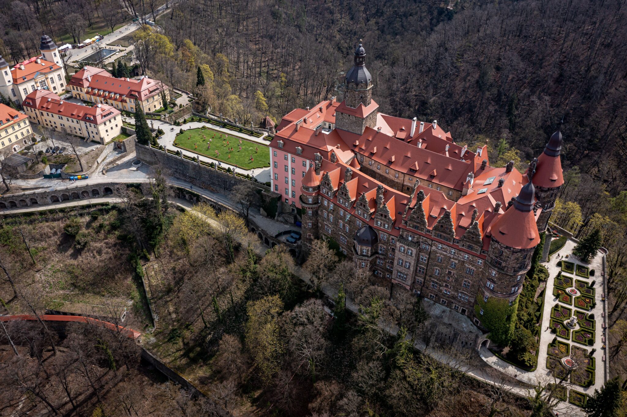 Kwiatowe aranżacje zdobiące zamkowe tarasy, m.in. fontanny wype³nione kwiatami czy rolinne alejki będzie można oglądać do 9.05, fot. PAP/Maciej Kulczyński