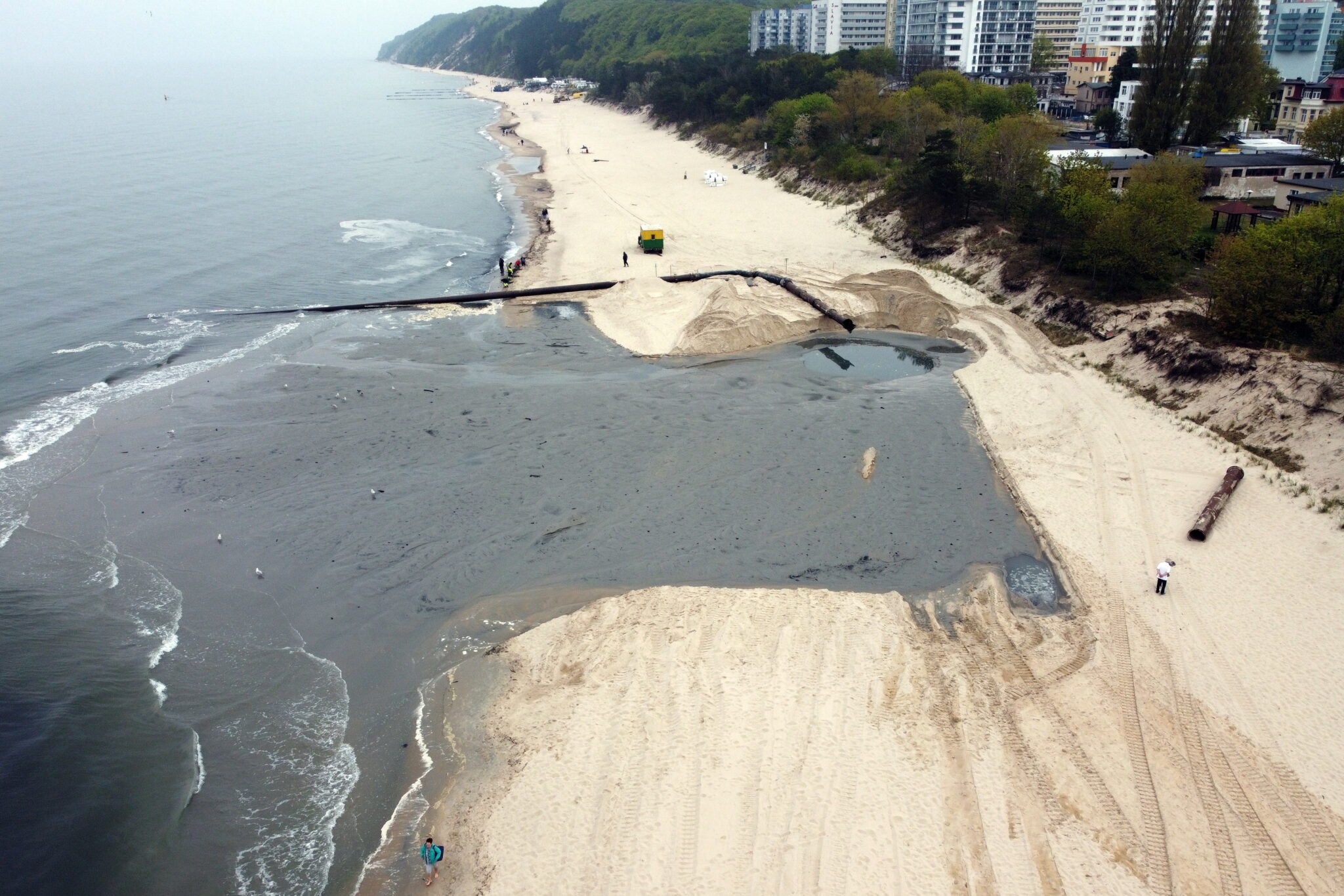 Poszerzanie plaży w Międzyzdrojach. Poszerzany fragment plaży obejmuje około 3-kilometrowy odcinek. Piasek do poszerzania plaży wydobywany jest z dna Zatoki Pomorskiej. W pobliżu Międzyzdrojów na Bałtyku pracuje pogłębiarka, która specjalnymi rurami transportuje piasek na ląd. Prace wykonywane są w porozumieniu z Urzędem Morskim w Szczecinie. Planuje się poszerzyć plażę wykorzystując około 300 tys. metrów sześciennych piasku. Termin zakończenia prac szacowany jest na 1 czerwca, przed sezonem wakacyjnym. fot. PAP/Marcin Bielecki