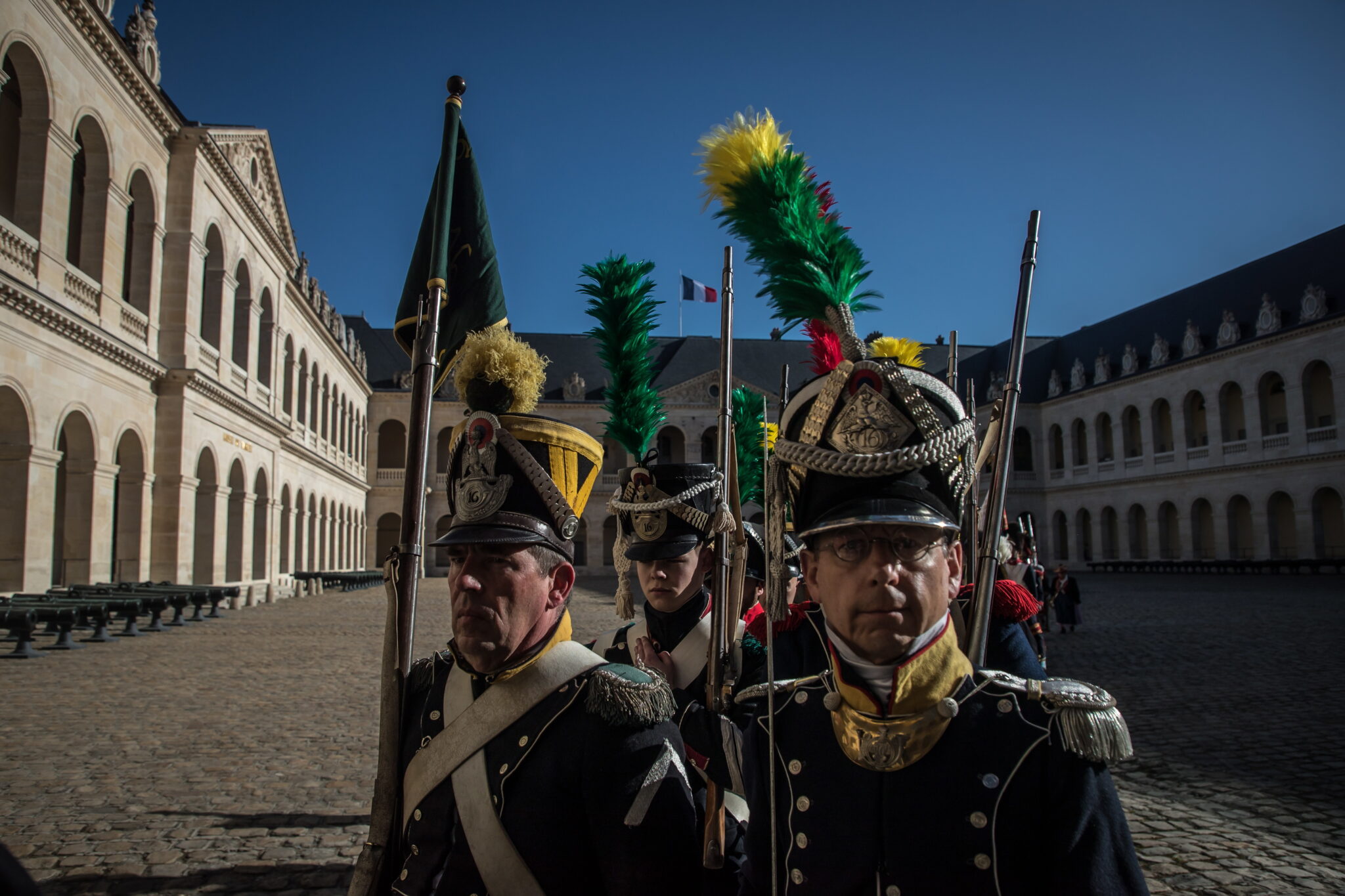 Rekonstruktorzy przebrani za żołnierzy Armii Cesarskiej na ceremonii ku czci francuskiego cesarza Napoleona z okazji dwusetnej rocznicy jego śmierci w hotelu Invalides National Hotel w Paryżu,fot. EPA / CHRISTOPHE PETIT TESSON