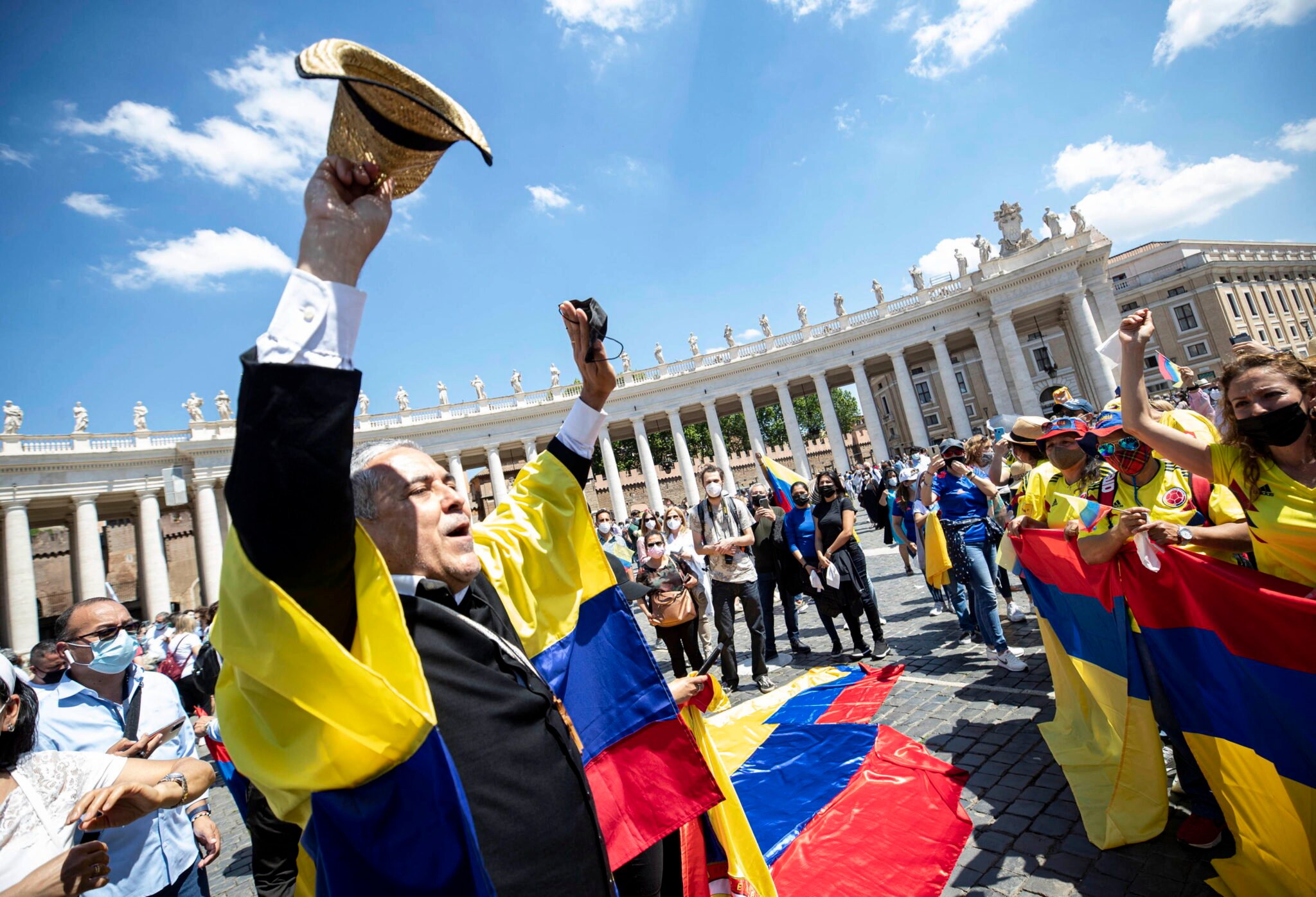 Wierni z Kolumbii podczas niedzielnej modlitwy Regina Coeli w Rzymie. fot. EPA/MASSIMO PERCOSSI