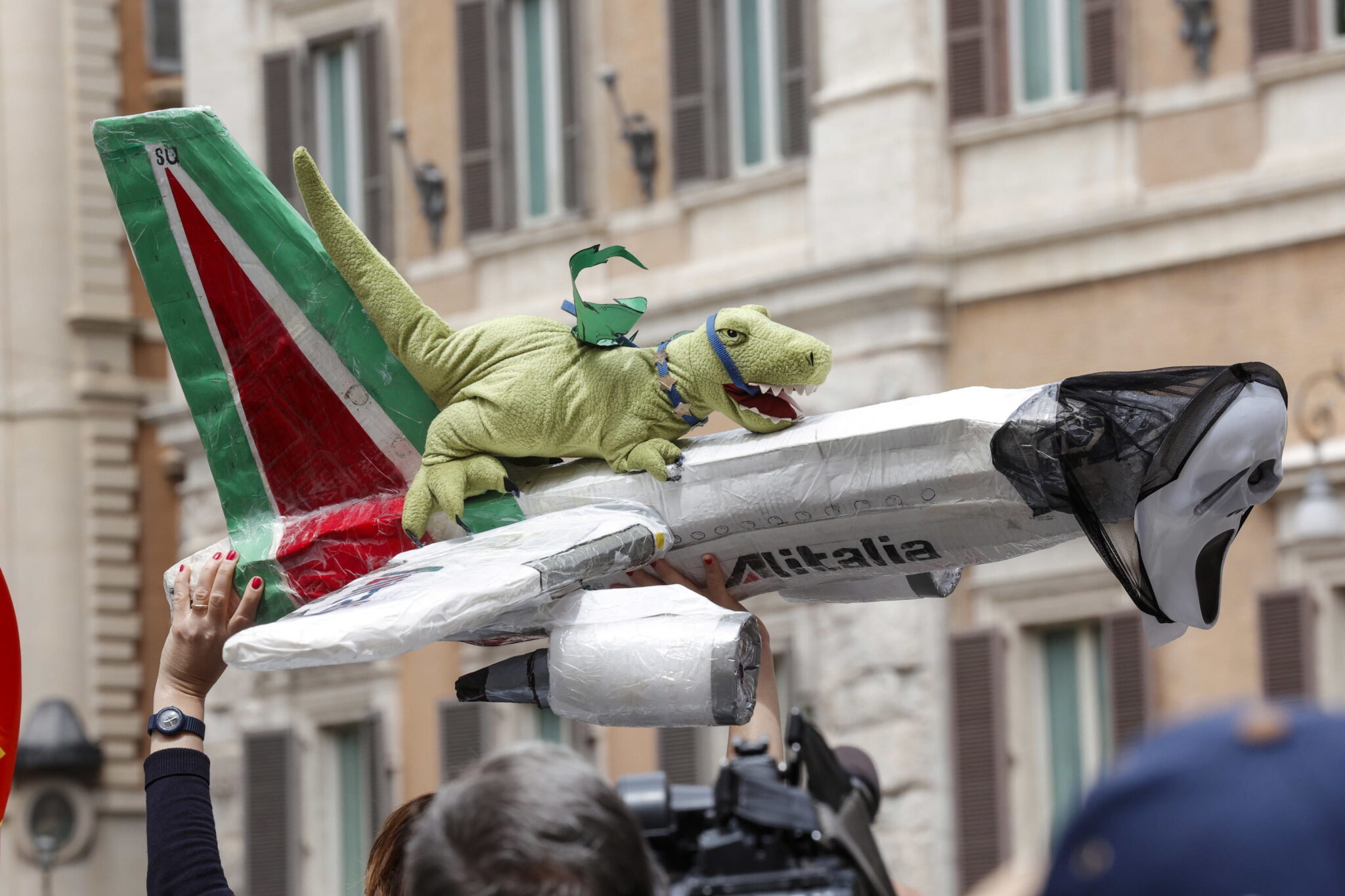 włochy: protest pracowników lini lotniczej alitalia. W spółce panuje kryzys wywołany pandemią koronawirusa. fot.  EPA/GIUSEPPE LAMI 