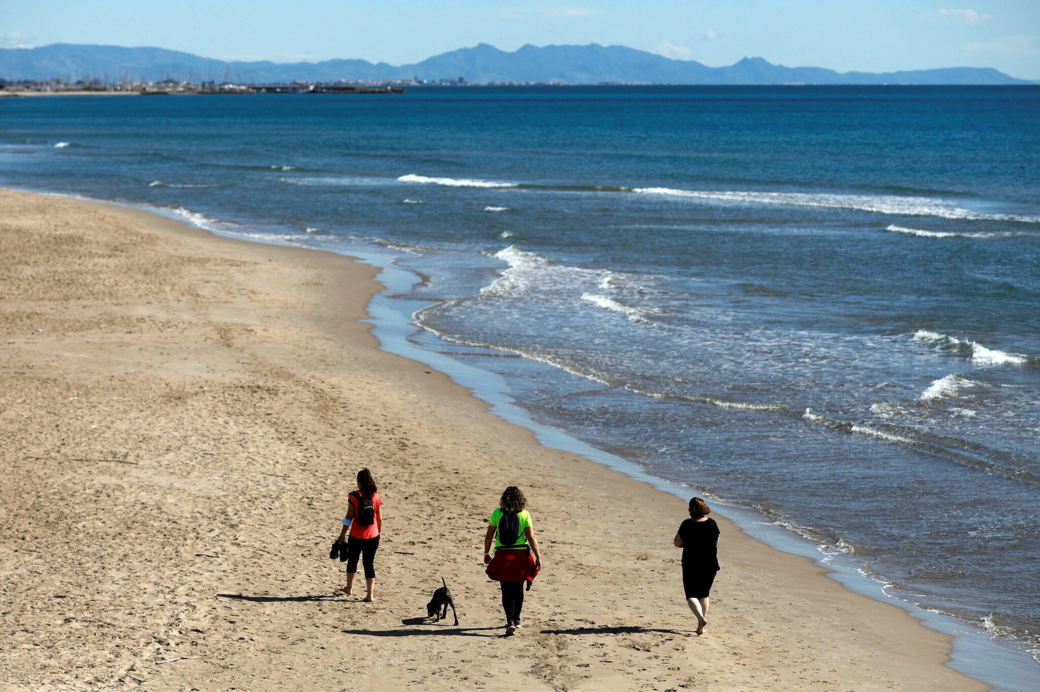 Hiszpania, plaża w Asturii. fot. EPA/Kai Foersterling